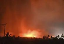 Una erupción volcánica en Indonesia quema casas y mata al menos a 10 personas