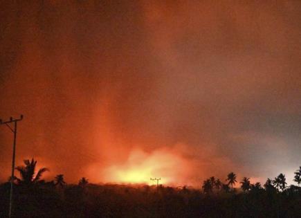 Una erupción volcánica en Indonesia quema casas y mata al menos a 10 personas