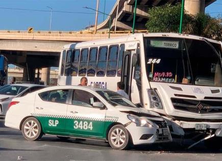 Chocan camión y taxi en carretera a Matehuala