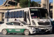 Choque entre taxi y cami&oacute;n de transporte en cruce de Av. M&eacute;xico