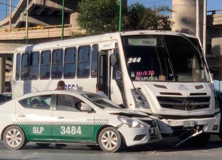 Choque entre taxi y camión de transporte en cruce de Av. México