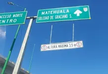 Video | Colocan se&ntilde;al&eacute;tica colgante en accesos elevados a R&iacute;o Santiago