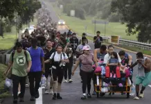 Dos caravanas de migrantes inician marcha en Chiapas Dos caravanas de migrantes inician marcha en Chiapas