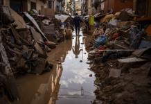 Una semana después de inundaciones en España, familias siguen buscando a seres queridos