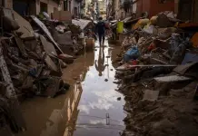 Una semana después de inundaciones en España, familias siguen buscando a seres queridos