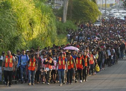 Unos 2,500 migrantes salen caminando hacia el norte desde la frontera sur de México