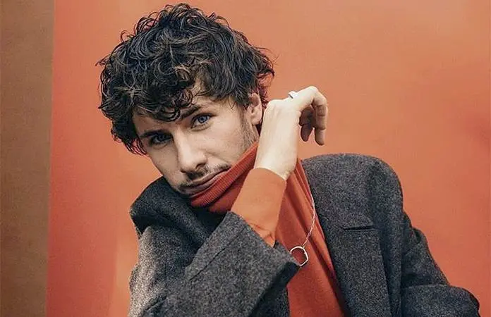 Juanpa Zurita regala pan de muerto a Guillermo del Toro