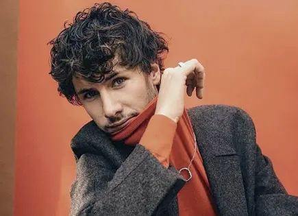 Juanpa Zurita regala pan de muerto a Guillermo del Toro