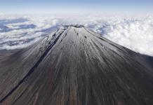 El monte Fuji exhibe su icónica capa de nieve tras el mayor retraso en 130 años