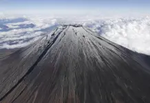 El monte Fuji exhibe su icónica capa de nieve tras el mayor retraso en 130 años El monte Fuji exhibe su icónica capa de nieve tras el mayor retraso en 130 años