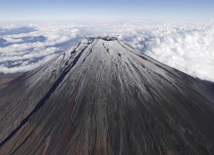 El monte Fuji exhibe su icónica capa de nieve tras el mayor retraso en 130 años