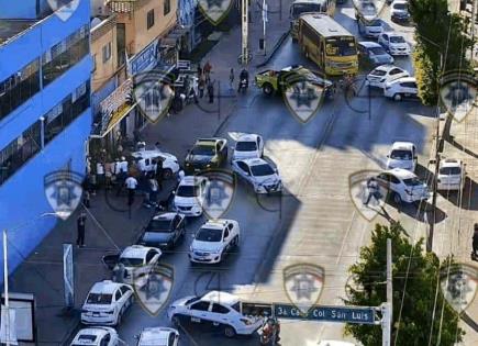 VIDEO | Taxistas bloquean y enfrentan a policía en avenida Universidad; tráfico liberado VIDEO | Taxistas bloquean y enfrentan a policía en avenida Universidad; tráfico liberado