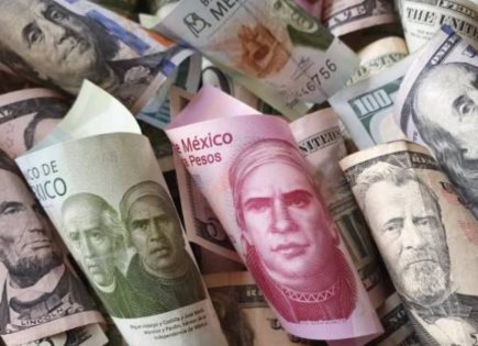 BMV cierra en su mayor nivel gracias al dólar