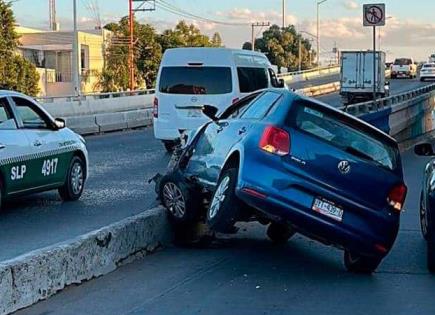 Impacta auto en contención de la avenida Salvador Nava