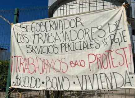 Protesta de trabajadores de Servicios Periciales en BCS