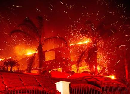 Incendio forestal arrasa comunidad al este de LA