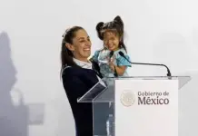 La niña Zoé roba la atención durante el discurso de Claudia Sheinbaum La niña Zoé roba la atención durante el discurso de Claudia Sheinbaum