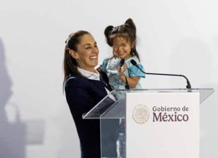 La niña Zoé roba la atención durante el discurso de Claudia Sheinbaum