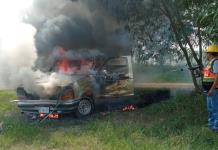 Fuego consume una camioneta en la libre Ciudad Valles-Rioverde 