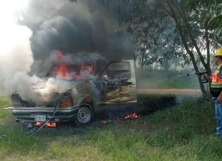 Fuego consume una camioneta en la libre Ciudad Valles-Rioverde 