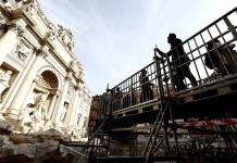 Pasarela sobre Fuente de Trevi en Roma