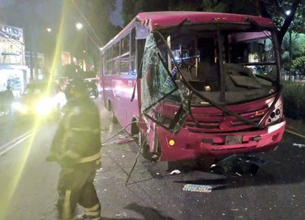 Choque de dos unidades de transporte público en Benito Juárez