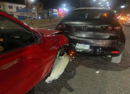 Choque por alcance tras volcadura en carretera Ríoverde