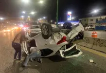 Choque y volcadura en carretera Ríoverde; solo daños materiales Choque y volcadura en carretera Ríoverde; solo daños materiales