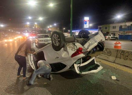 Choque y volcadura en carretera Ríoverde; solo daños materiales