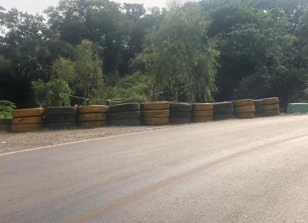 Colocan barricada en curva de la carretera Valles-El Naranjo, tras accidentes