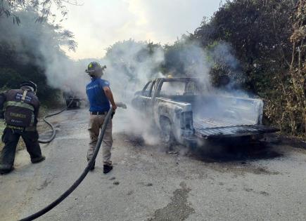 Se incendia camioneta en Ciudad Valles; pérdidas totales Se incendia camioneta en Ciudad Valles; pérdidas totales