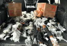 Cateo de la FGR en Tuxtla Guti&eacute;rrez asegura armas y veh&iacute;culos