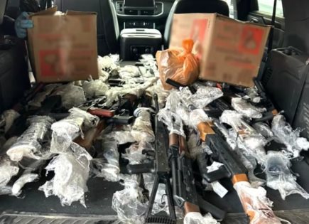 Cateo de la FGR en Tuxtla Gutiérrez asegura armas y vehículos