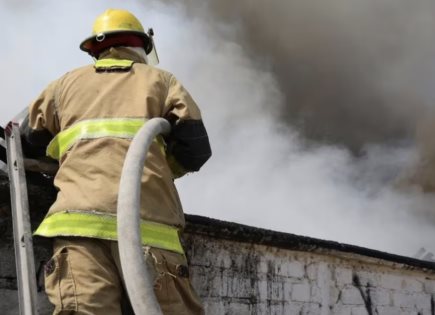 Enorme incendio consume tráiler en Culiacán