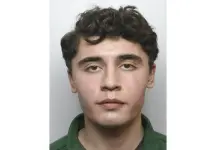 Exsoldado británico acusado de espionaje escapó de prisión oculto bajo un camión