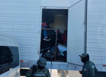 Hallan en tractocamión a 257 migrantes