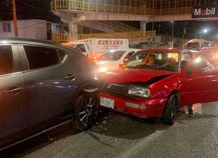 Por alcance, impactan dos automóviles