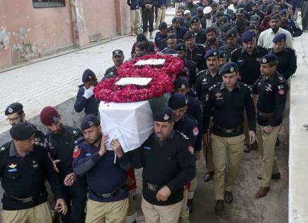 Arrestan a policía por atentado suicida en mezquita de Pakistán