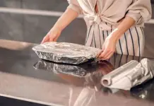 Qué alimentos no debes guardar en papel aluminio