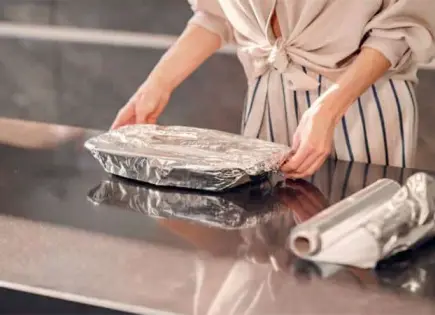 Qué alimentos no debes guardar en papel aluminio