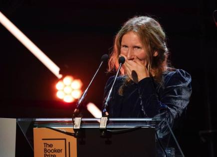 La escritora británica Samantha Harvey gana el Premio Booker de ficción con su novela Orbital