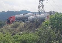 Tráiler con pipas de gasolina queda al margen de barranco en Tamasopo