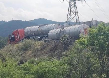 Tráiler con pipas de gasolina queda al margen de barranco en Tamasopo