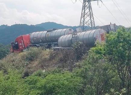 Vuelca pipa de doble remolque con gasolina