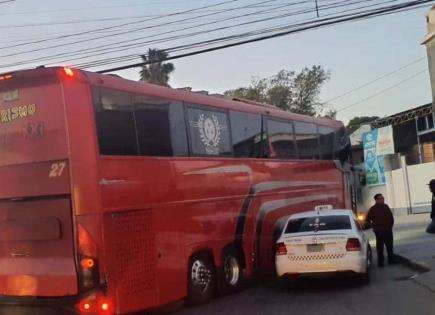 Chocan taxi y autobús en Avenida 20 de Noviembre