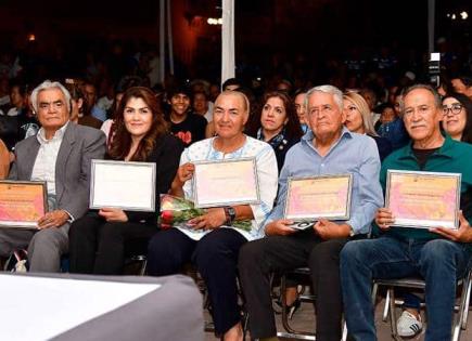 Premian trayectoria del Profesor Loría