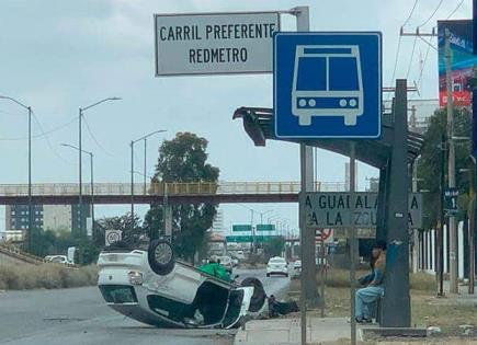 Auto choca contra parabús y vuelca en la carretera ‘57