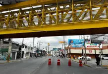 Con bloqueo, taxistas exigen cese de titular de la SCT
