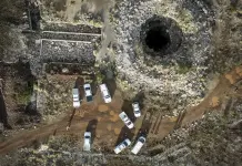 Gobierno de Sudáfrica se niega a ayudar a mineros ilegales en mina cerrada Gobierno de Sudáfrica se niega a ayudar a mineros ilegales en mina cerrada