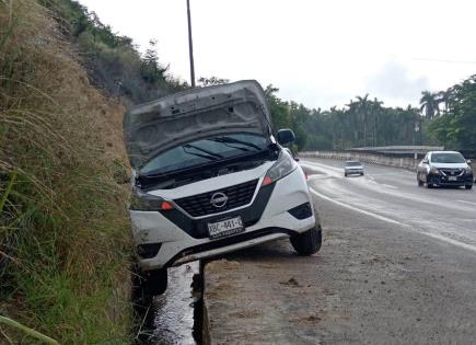 Impacta su vehículo contra cerro en la Valles-Tamazunchale